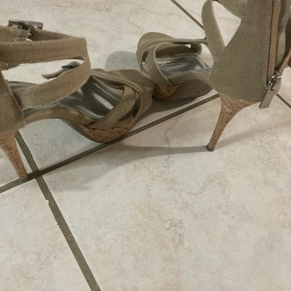 Cute Greenish Heels - Picture 2 of 4